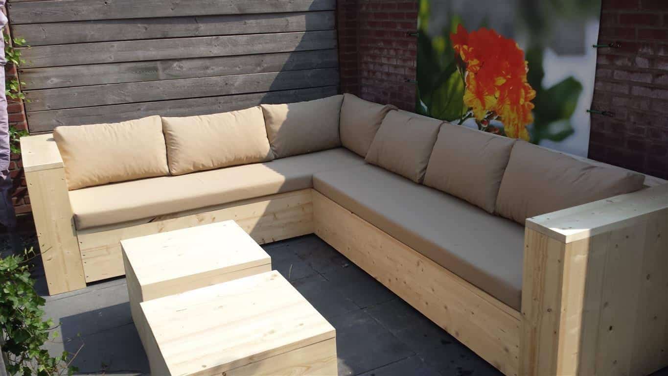 Loungeset met gebroken witte zitkussens en plofkussens